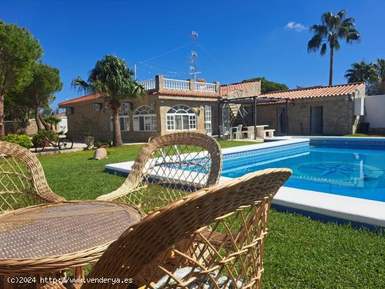 ESPECTACULAR CHALET CON AGUA RED Y  PISCINA EN HOZANEJOS - CADIZ