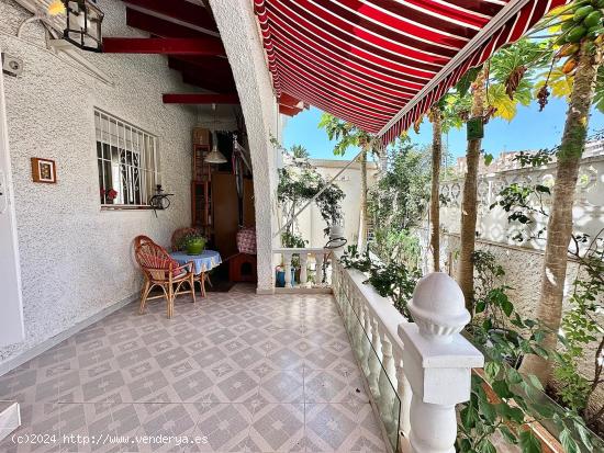 BEAUTIFUL VILLA WITH GIGANTIC PLOT + PRIVATE SOLARIUM AND WITHOUT COMMUNITY EXPENSES - ALICANTE