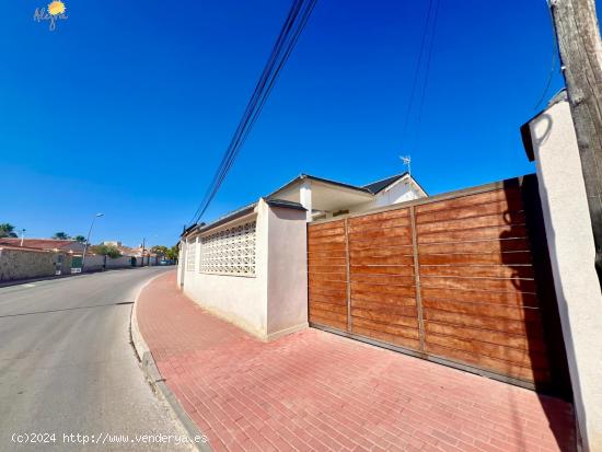 EXCLUSIVA VILLA CON PISCINA Y 1.000 m2 DE PARCELA EN ESQUINA - ALICANTE