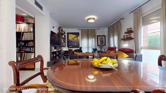 Piso luminoso de 3 dormitorios y dos baños con piscina comunitaria, parking y trastero - SEVILLA