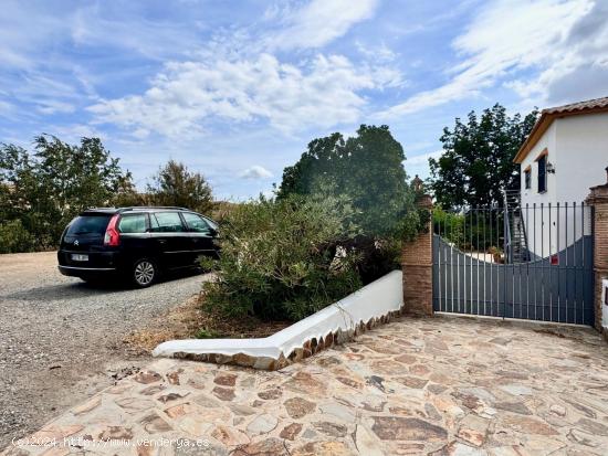 Se vende encantadora casa unifamiliar con un extenso terreno de 2.350 m² - MALAGA