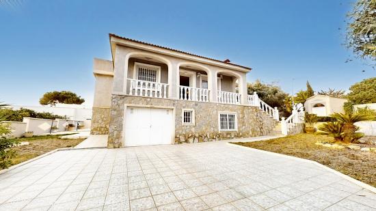 Preciosa villa en Los Balcones - ALICANTE