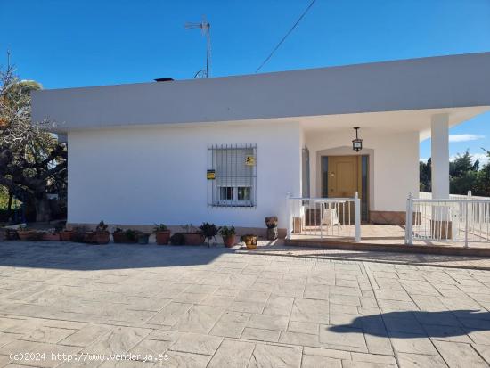 Tu chalet con piscina a un paso de la ciudad!! - ALICANTE