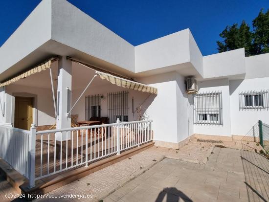 Tu chalet con piscina a un paso de la ciudad!! - ALICANTE