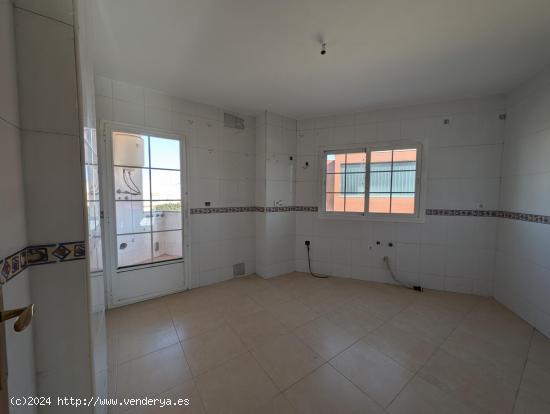 SE VENDE PISO EN LA ZONA DE LOS DEPÓSITOS EN ROQUETAS DE MAR - ALMERIA