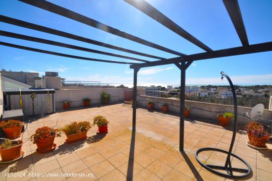  ATICO DE 2 HABITACIONES DOBLES, TERRAZA DE 70 M² CON  VISTAS AL MAR, PARQUIN Y PISCINA - TARRAGONA 