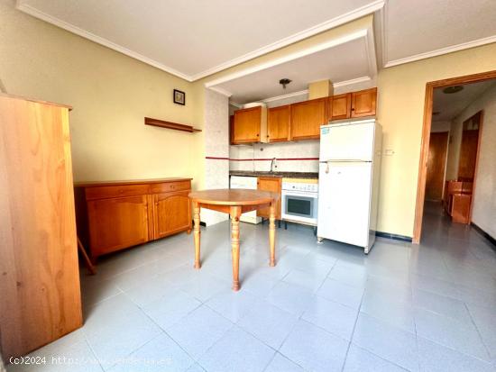 SE VENDE ATICO DE UN DORMITORIO A 250 METROS DE LA PLAYA DEL CURA, TORREVIEJA - ALICANTE