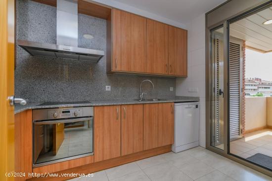 Fantástica vivienda en zona Bases de Manresa con parking i trastero - BARCELONA