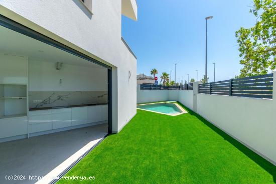 VILLA PAREADA DE NUEVA CONSTRUCCIÓN EN BENIJOFAR - ALICANTE