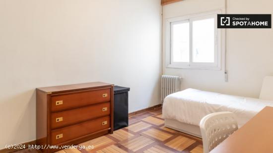 Se alquilan habitaciones en apartamento de 3 dormitorios en Madrid - MADRID