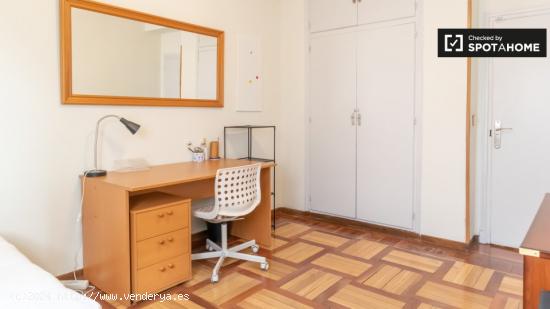 Se alquilan habitaciones en apartamento de 3 dormitorios en Madrid - MADRID