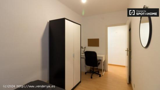 Se alquila habitación en apartamento de 3 dormitorios en Barcelona - BARCELONA