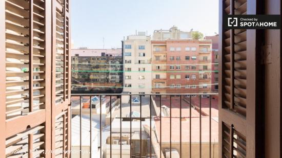 Alquiler de habitaciones en piso de 8 habitaciones en Barcelona - BARCELONA