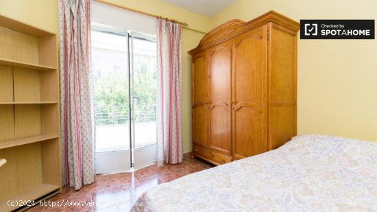 Gran habitación con parejas permitidas en el apartamento de 4 dormitorios, Realejo - GRANADA