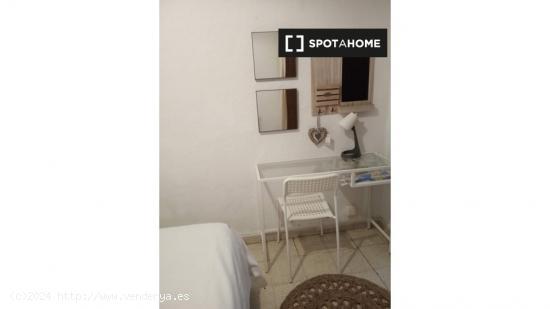 Habitación en piso de 4 dormitorios en Málaga - MALAGA