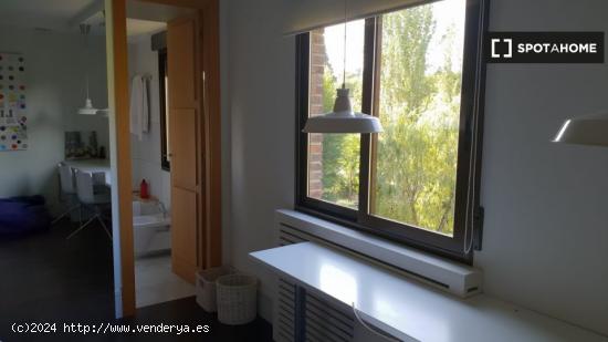 Acogedora habitación doble en piso de 5 dormitorios en El Pardo, Madrid - MADRID