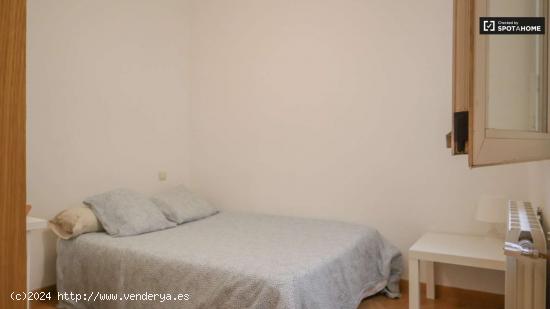 Alquiler de habitaciones en piso de 5 dormitorios en Tirso De Molina - MADRID