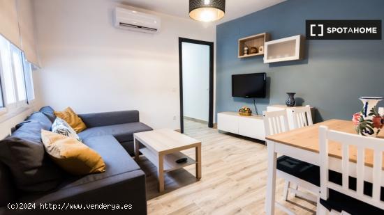 Se alquila habitación en piso de 3 dormitorios en Sevilla - SEVILLA