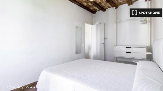 Habitación en apartamento de 3 dormitorios en El Raval - BARCELONA