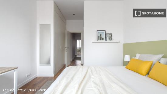 Se alquila habitación en piso compartido en Gracia. - BARCELONA