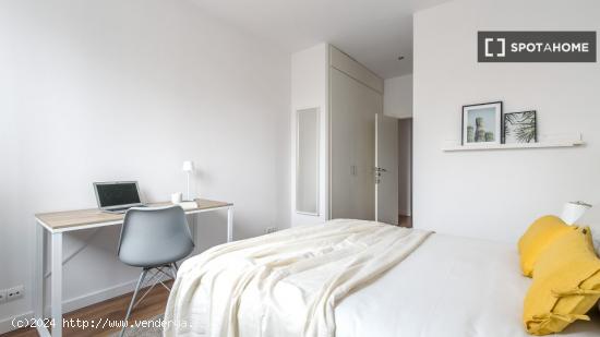 Se alquila habitación en piso compartido en Gracia. - BARCELONA