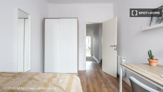 Se alquila habitación en piso compartido en Gracia. - BARCELONA