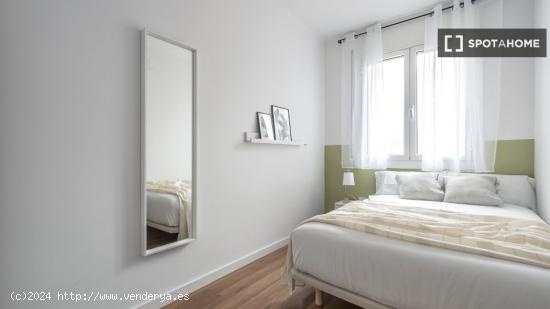 Se alquila habitación en piso compartido en Gracia. - BARCELONA