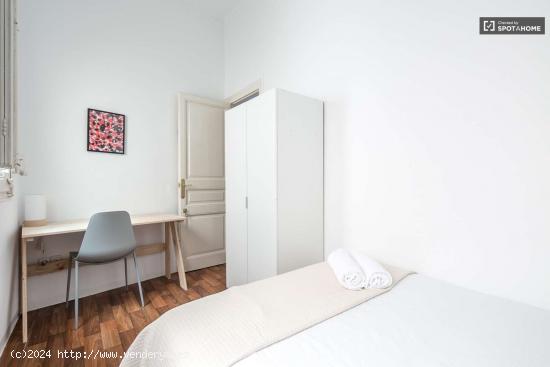 Se alquila habitación en piso compartido en Gracia. - BARCELONA