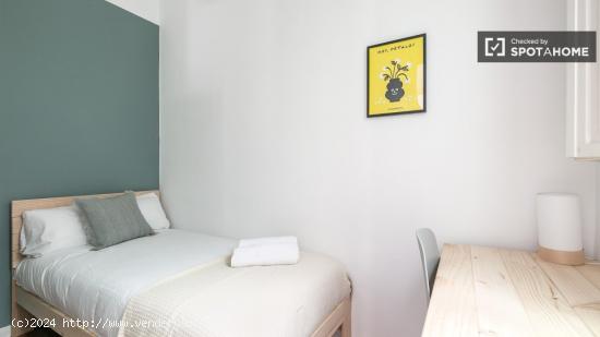 Se alquila habitación en piso compartido en Gracia. - BARCELONA