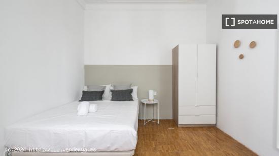 Se alquila habitación en piso compartido en Gracia. - BARCELONA