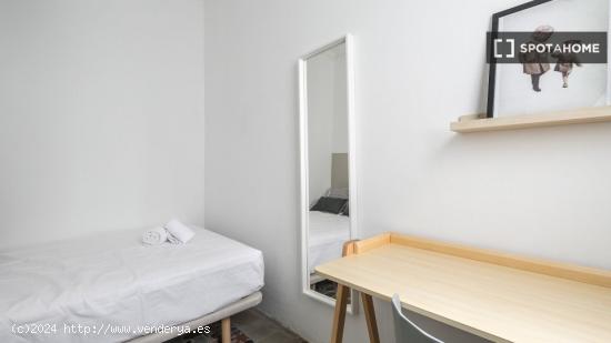 Se alquila habitación en piso compartido en Gracia. - BARCELONA