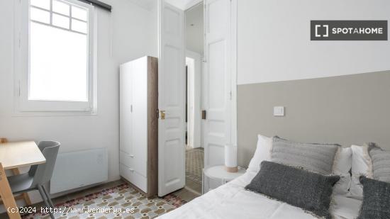 Se alquila habitación en piso compartido en Gracia. - BARCELONA