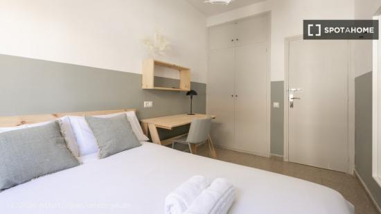 Se alquila habitación en piso compartido en Gracia. - BARCELONA