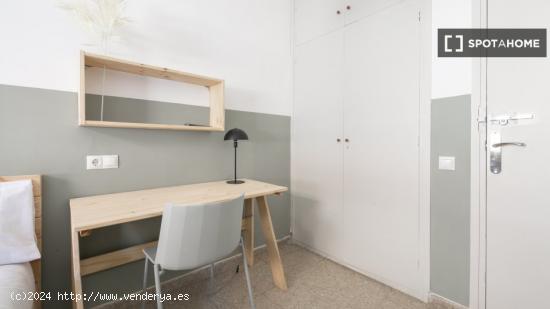 Se alquila habitación en piso compartido en Gracia. - BARCELONA