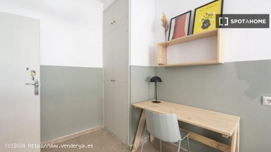 Se alquila habitación en piso compartido en Gracia. - BARCELONA