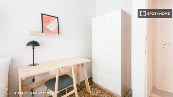 Se alquila habitación en piso compartido en Gracia. - BARCELONA