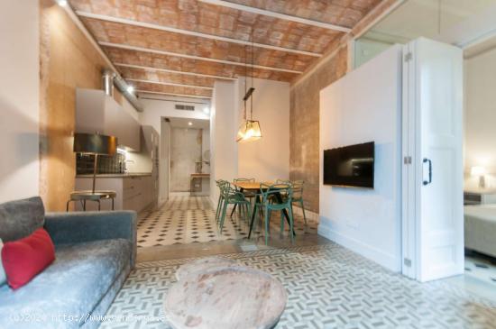  Precioso apartamento de 3 dormitorios con balcón en alquiler en Eixample, Metro Urgell - BARCELONA 