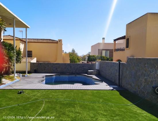 Se alquila espectacular Chalet con piscina en Aguadulce - ALMERIA