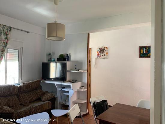 Dos Habitaciones (357€ las dos) en Piso Compartido de Tres en barrio de El Juncal - SEVILLA