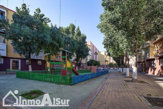 se alquila habitación para chica estudiante - SEVILLA