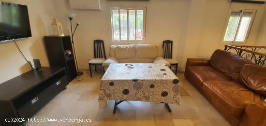 se alquila habitación para chica estudiante - SEVILLA