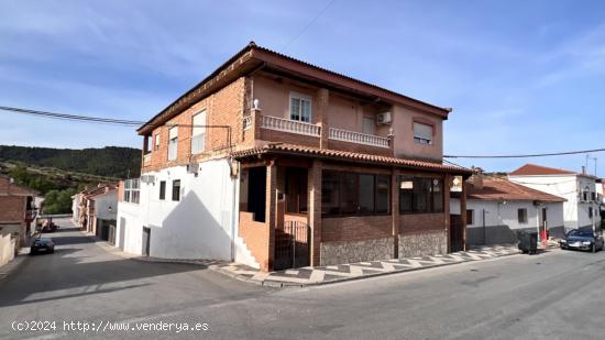 Gran Casa con Negocio de Restauración - GRANADA