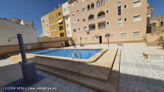 OPORTUNIDAD!!! ATICO EN EL CENTRO DE TORREVIEJA CON PISCINA Y AMPLIA TERRAZA - ALICANTE