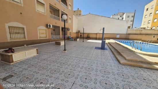 OPORTUNIDAD!!! ATICO EN EL CENTRO DE TORREVIEJA CON PISCINA Y AMPLIA TERRAZA - ALICANTE