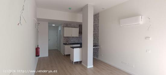 Oficina-loft de 38 m2 con garaje incluido, a 3 min. del Renfe. - MADRID