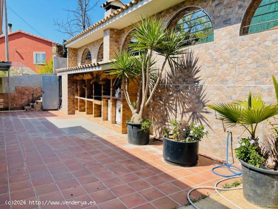 Espectacular chalet en Mas Mora: Dos viviendas en una, con piscina y zona de barbacoa - BARCELONA