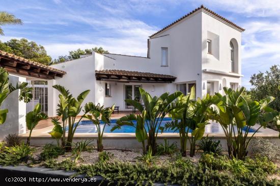 VILLA DE LUJO CON PISCINA PRIVADA Y CASA DE INVITADOS - BALEARES