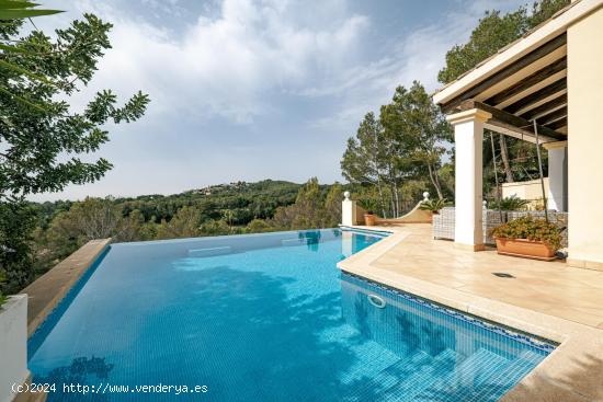 Encantadora villa mediterránea con vistas al golf y al mar en Bendinat - BALEARES