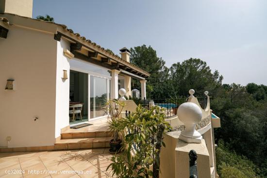 Encantadora villa mediterránea con vistas al golf y al mar en Bendinat - BALEARES