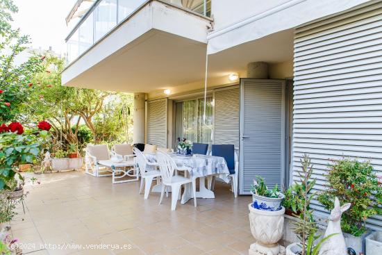 Hermosa planta baja con terraza, piscinas y a un paso de la playa - BALEARES